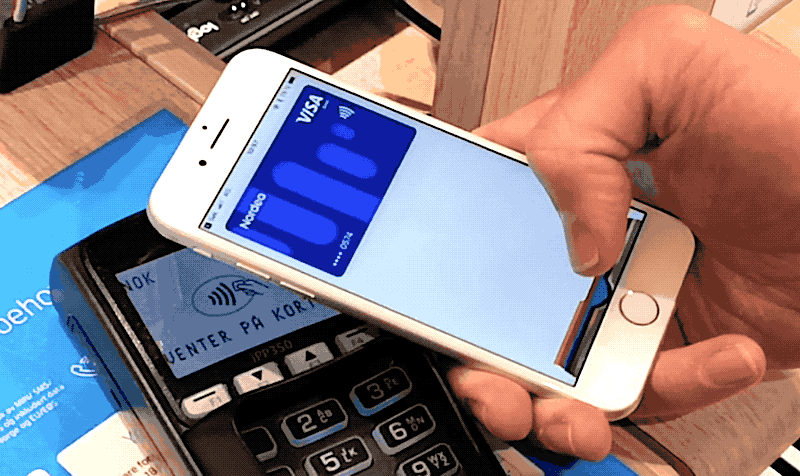 Du legger iPhonen din inntil betalingsterminalen, verifiserer kjøpet med Touch ID – og det er det.