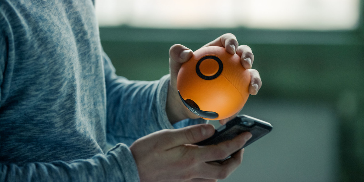 Du starter spillet med å sveipe ballen over mobilen – som du deretter kan legge i lomma.